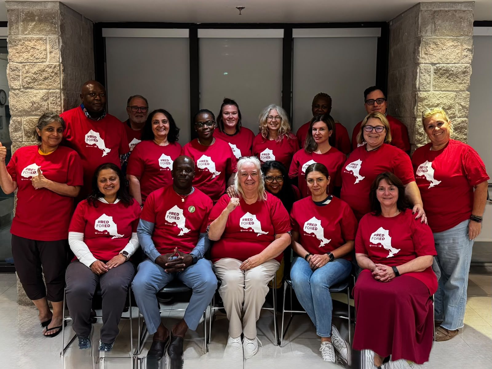 Dix-sept membres de l’OSSTF/FEESO réunis, portant le chandail rouge de la campagne #RedForEd.